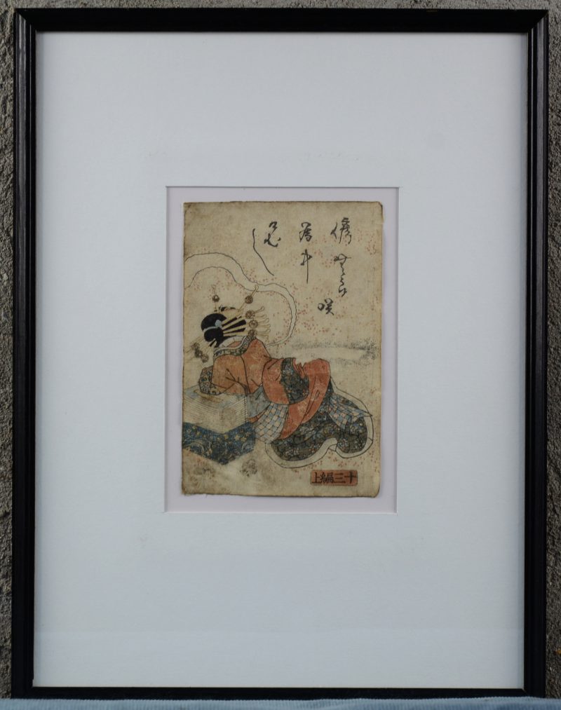 “Geisha, rustend op een stapel boeken”. Een gekleurde Japanse houtsnede. XIXe eeuw. Onleesbaar gesigneerd.