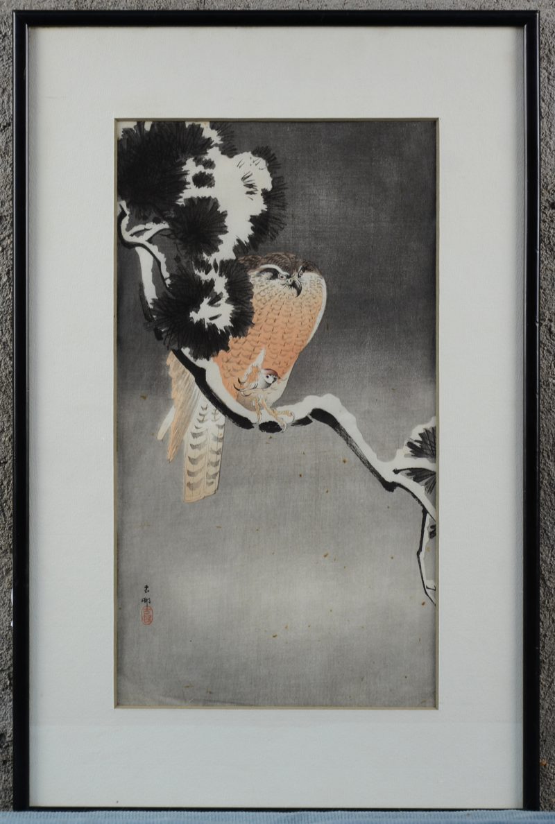 “Havik en mus op besneeuwde tak”. Een Japanse houtsnede. Gesigneerd. Omstreeks 1910.