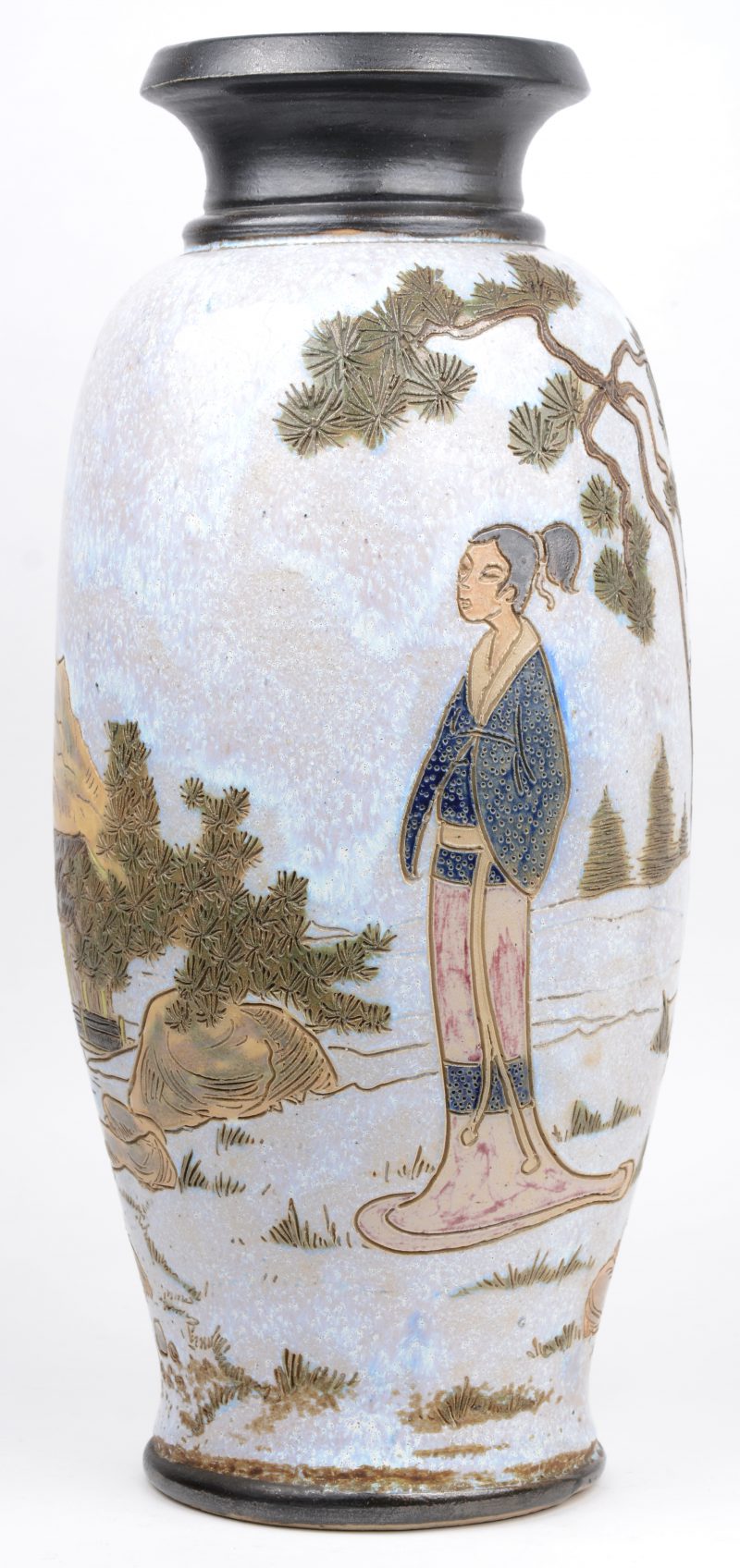 Een vaas van meerkleurig geglazuurd steengoed met een japans decor. Onderaan gemerkt.