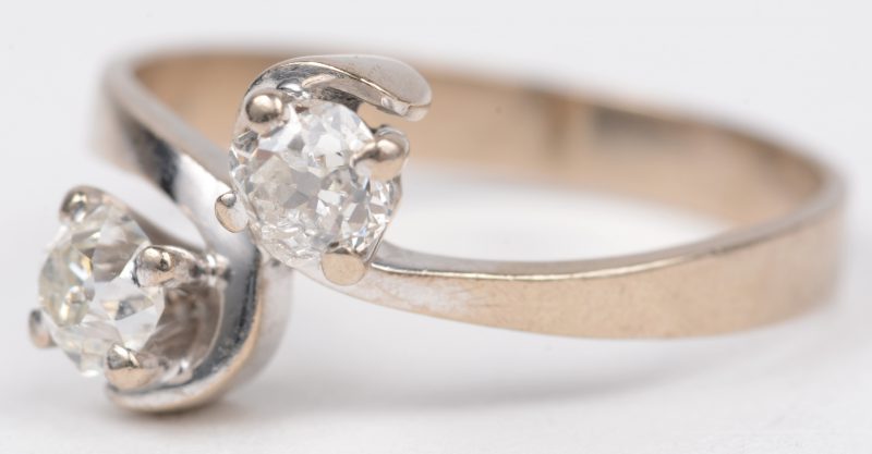 “Toi et Moi”. Een 18 K witgouden ring bezet met diamanten met een gezamenlijk gewicht van +- 0,40 ct.