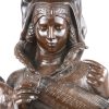 “Le Chant de la Fileuse”. Een bronzen beeld met donker patina. Gesigneerd.
