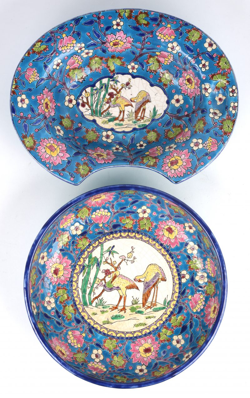 Een diepe ronde schaal en een scheerbekken van meerkleurig geëmailleerd aardewerk met decors van kraanvogels.