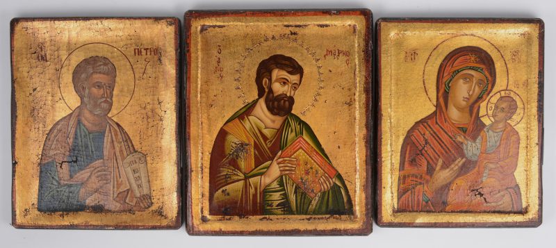 Drie in traditionele stijl gereproduceerde Griekse iconen.