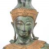 “Boeddhistisch figuur met sitar”. Een bronzen beeld op houten sokkel.