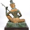 “Boeddhistisch figuur met sitar”. Een bronzen beeld op houten sokkel.