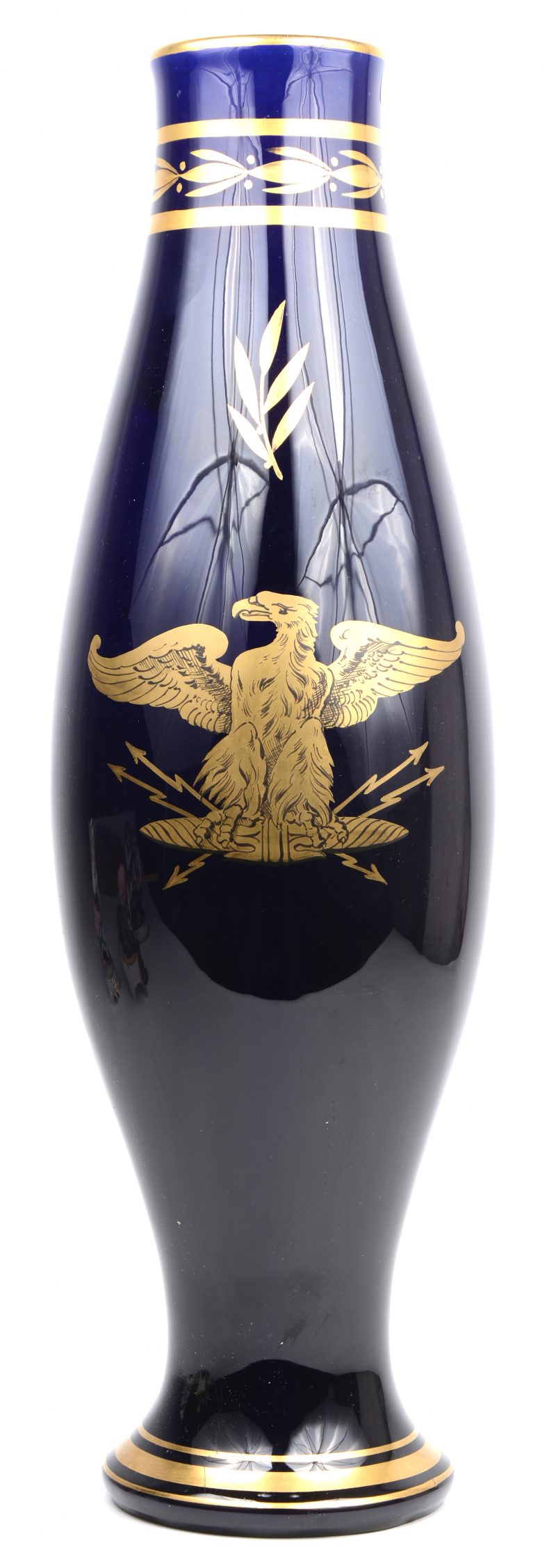 Een langerekte porseleinen vaas met een verguld decor van een adelaar op kobaltblauwe fond. Zonder merk.