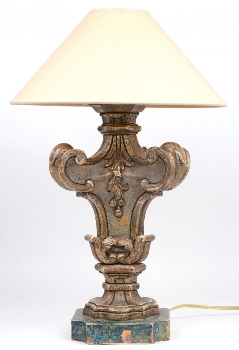 Een gebeeldhouwde en gepolychromeerde Italiaanse lampvoet.