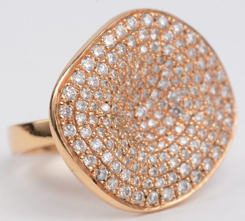 Een 18 K roze gouden ring bezet met briljanten met een gezamenlijk gewicht van +- 3 ct.