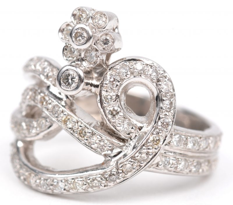 Een 18 K witgouden ring bezet met briljanten met een gezamenlijk gewicht van +-  0,70 ct.