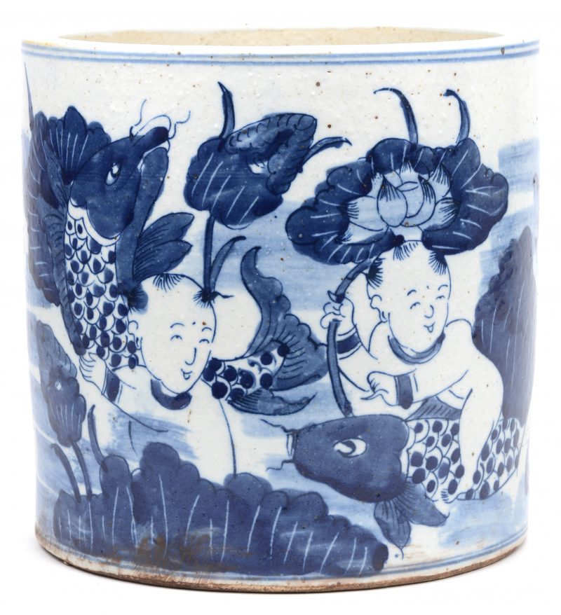 Een cilindervormige penseelvaas van Chinees porselein met een decor van zotjes.