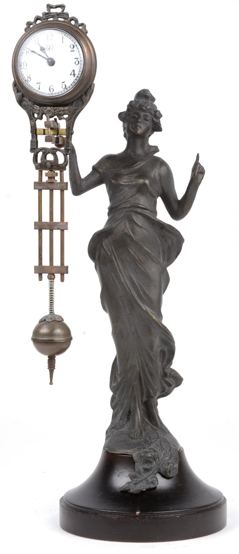 Een pendule, gedragen door een allegorisch vrouwenbeeld van brons. Recent werk.