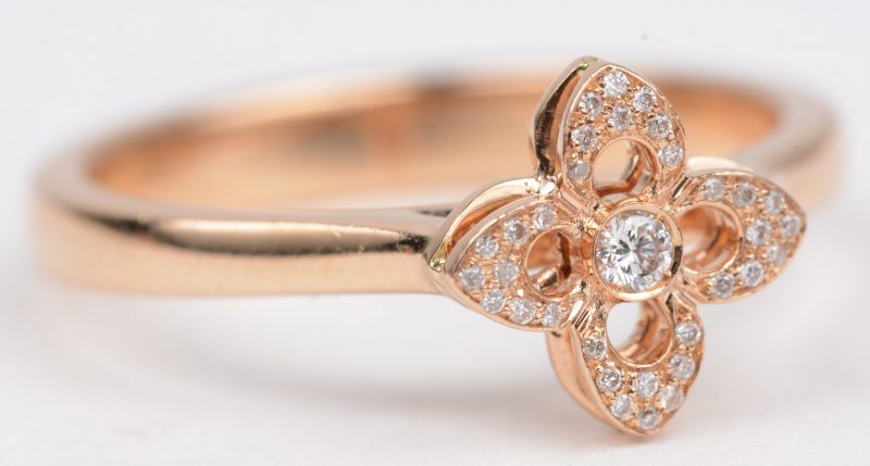 Een 18 K roze gouden ring bezet met briljanten met een gezamenlijk gewicht van +- 0,25 ct.