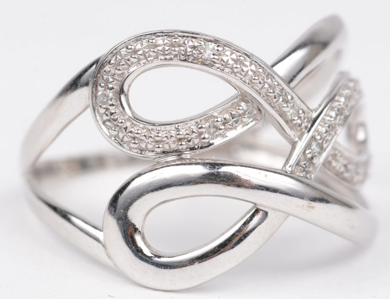 Een 18 K witgouden ring bezet met briljanten met een gezamenlijk gewicht van +- 0,07 ct.
