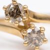 Een 18 K witgouden ring bezet met twee cognackleurige diamanten met een gezamenlijk gewicht van +- 0,50 ct.