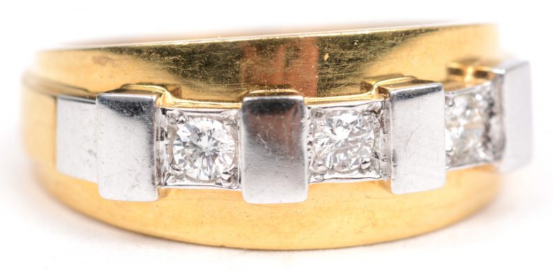 Een 18 K wit en geelgouden ring bezet met briljanten met een gezamenlijk gewicht van +- 0,15 ct.