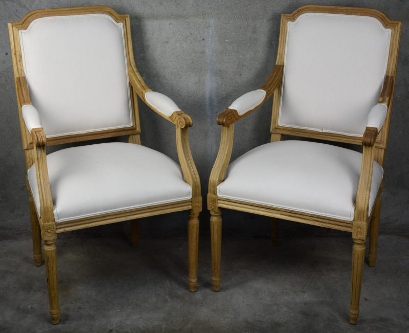 Een paar fauteuils à la Reine in Lodewijk XVI-stijl. Goede staat, mooi recent bekleed.