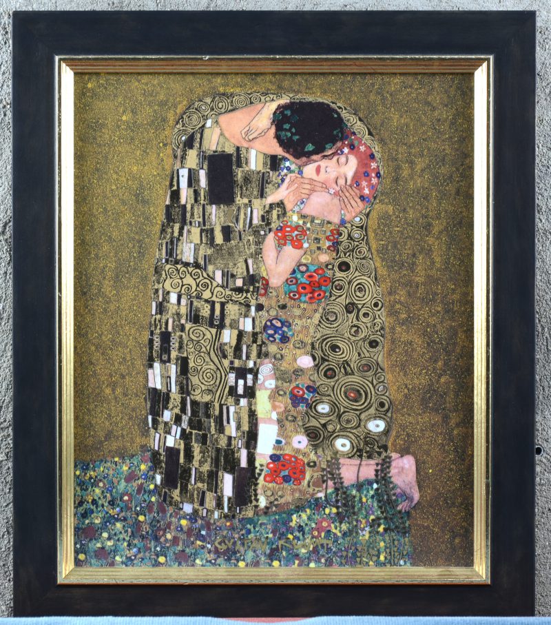 “De kus”. Een porseleinen plaquette met reproductie van een werk van Gustav Klimt. Achteraan gemerkt. Uitgegeven op 2000 exemplaren.