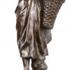 “La pêcheuse”. Een bronzen beeld met bruin patina. Gesigneerd.