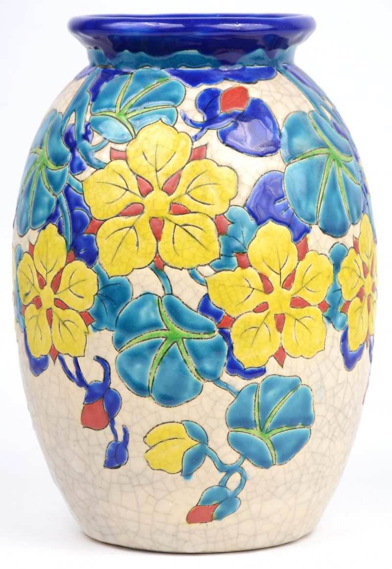 Eironde vaas van crackleware aardewerk met een polychroom art nouveau bloemendecor. Onderaan gemerkt Model 1270, decor D.2762.
