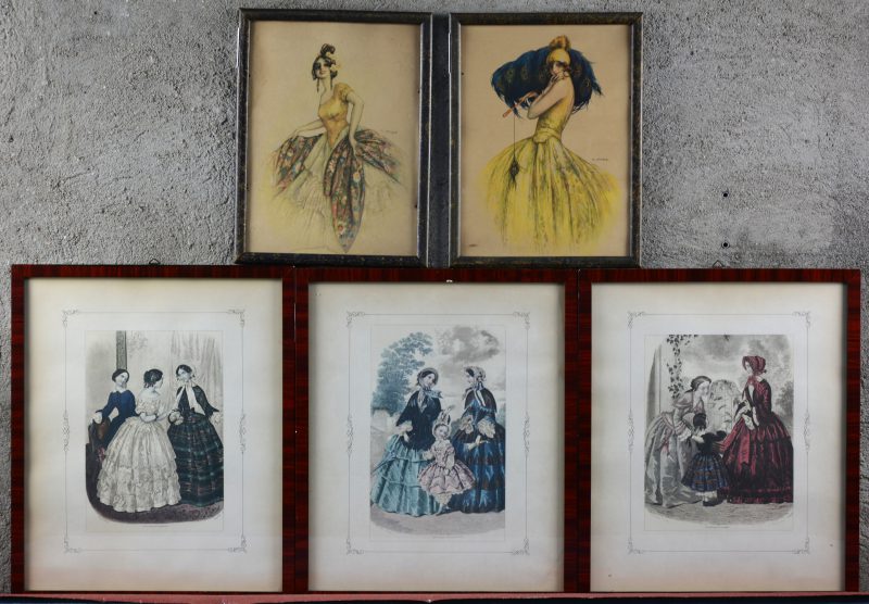 Vijf prenten, waarvan: G. Camps “Danseressen uit de roaring twenties”, twee gekleurde prenten en drie reproducties van modeprenten uit de XIXde eeuw (23 x 17 cm).