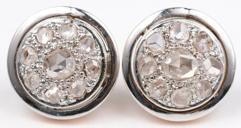 Een paar 18 K wit en geelgouden oorbellen bezet met diamanten oude slijp met een gezamenlijk gewicht van +- 1,20 ct.