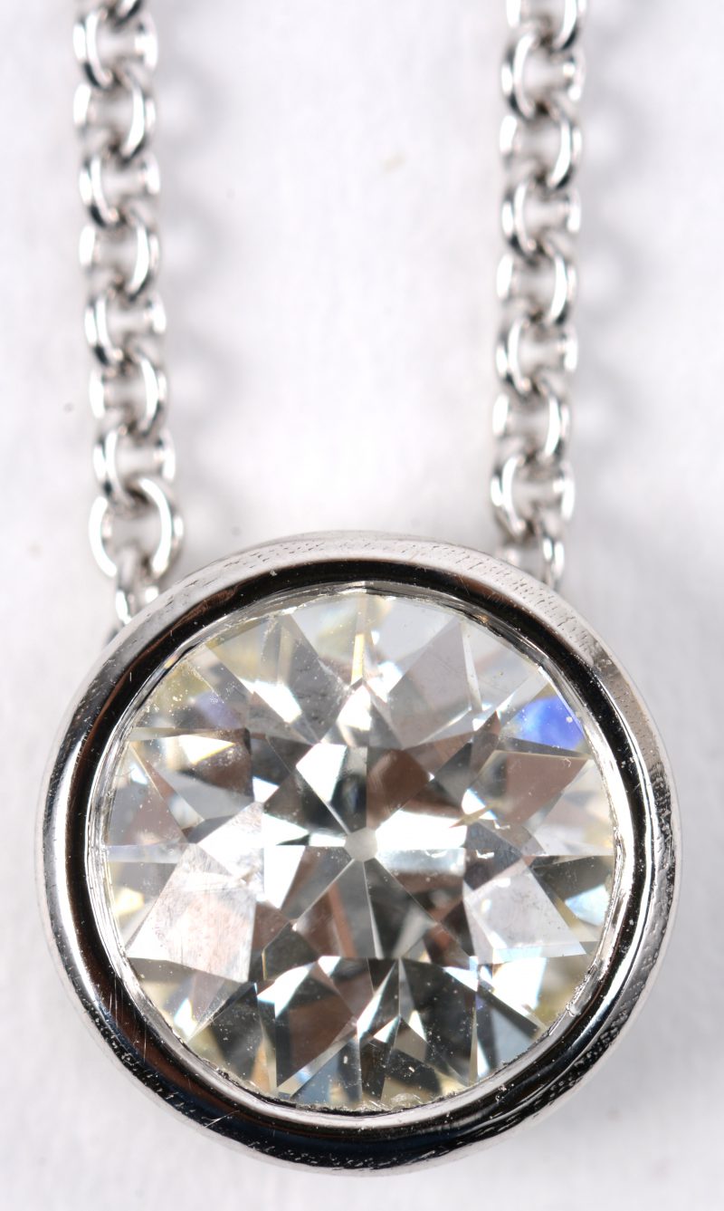 Een 18 K witgouden hanger bezet met diamant van +- 1,40 ct.