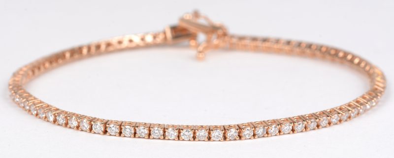Een 18 K roze gouden armband bezet met briljanten een gezamenlijk gewicht van +- 2,02 ct.