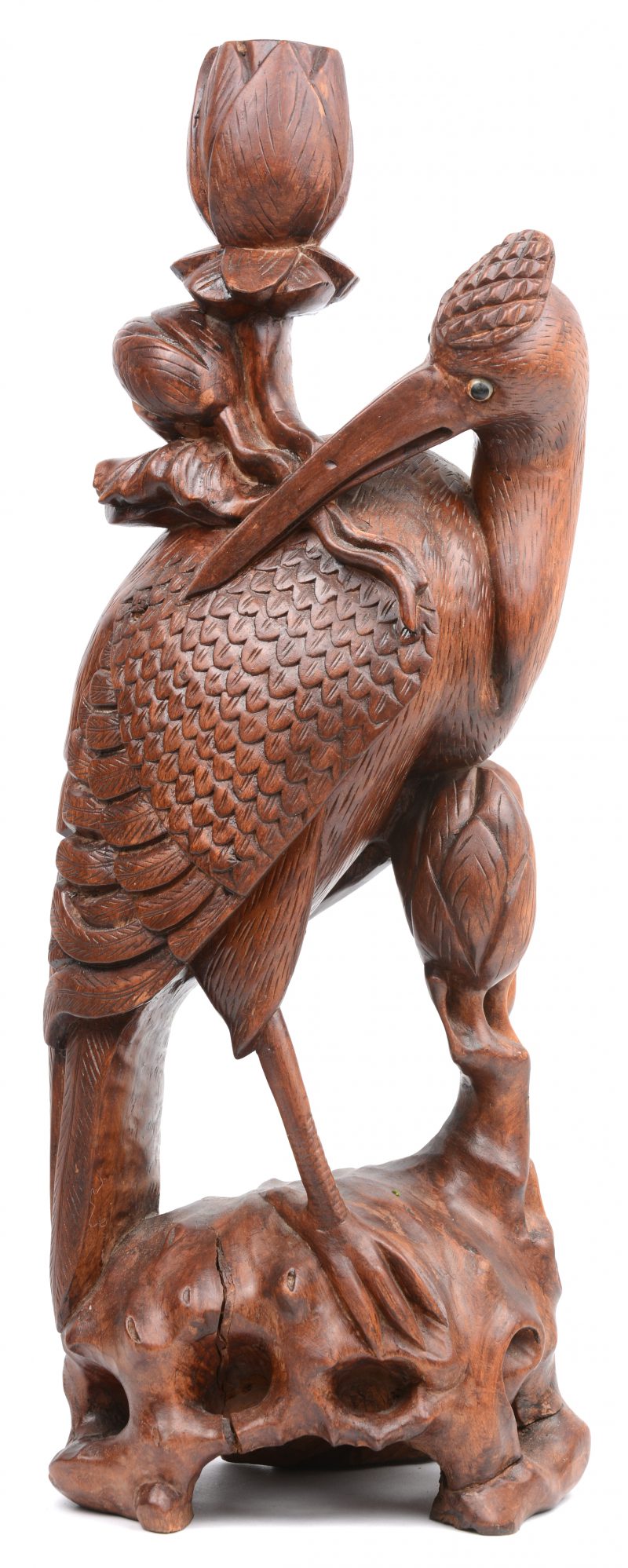 Een gebeeldhouwd houten lampvoet in de vorm van een kraanvogel.