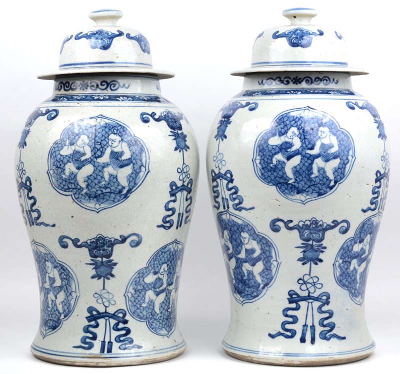 Een paar dekselvazen van Chinees porselein met een blauw op wit decor.