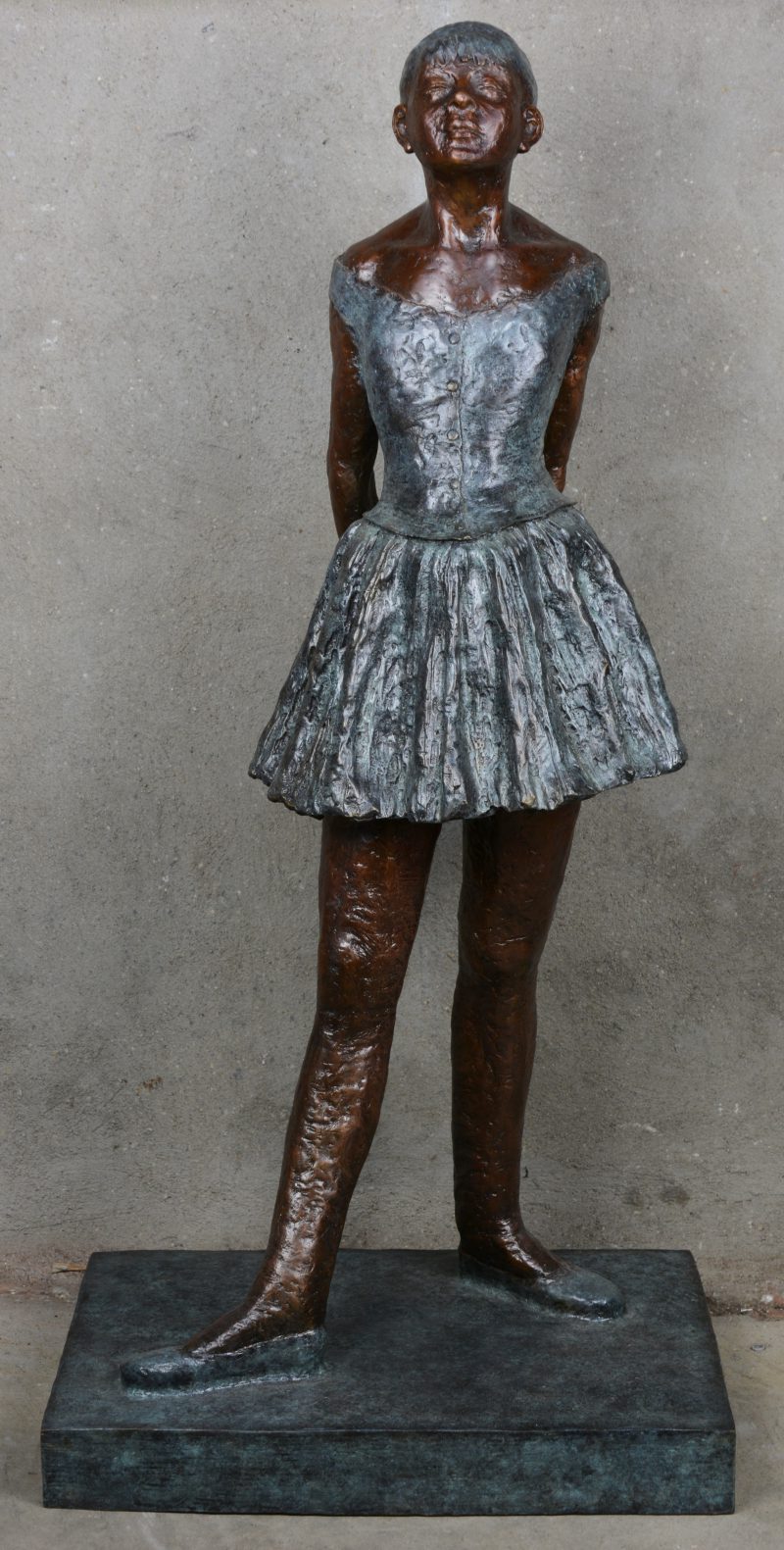 “Kleine danseres”. Een groot bronzen beeld met tweekleurig patina naar een werk van Edgar Degas.