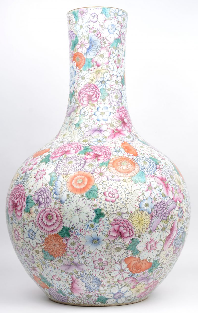 Een buikvaas van Chinees porselein, versierd met een meerkleurig bloemendecor.