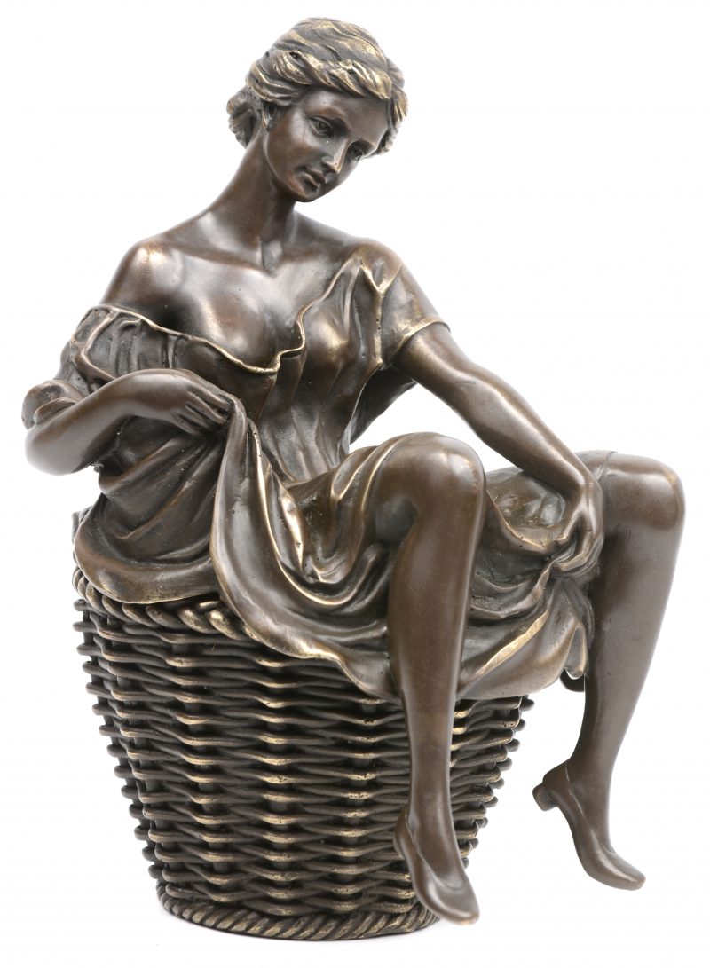 “Jonge vrouw”. Een in twee delen opgebouwde erotische bronzen groep.