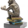“Aapje met schedel”. Een deels gepolychromeerd bronzen beeldje op arduinen sokkel. Naar een werk van Hugo Reinhold.