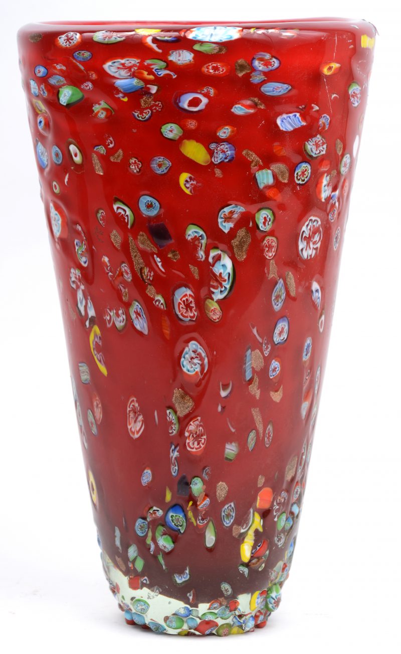 Een vaas van rood Muranoglas met een meerkleurig millefioridecor.
