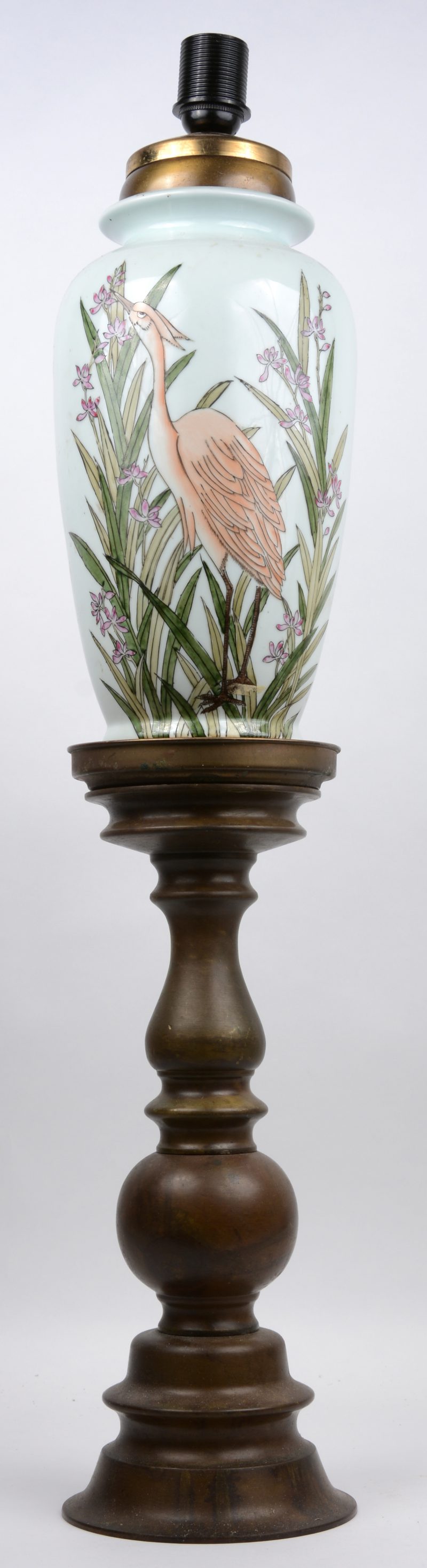 Een lampenvoet, opgebouwd uit een Chinees porseleinen vaas met meerkleurig decor van een reiger, gemonteerd op een messingen kandelaar.