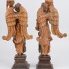 Een paar houten kandelaars, gedragen door engelen.
