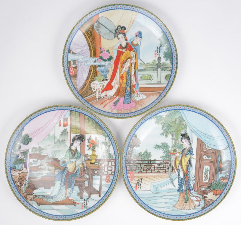 Drie borden van veelkleurig Chinees porselein naar antiek voorbeeld. In oorspronkelijke dozen met booklet.