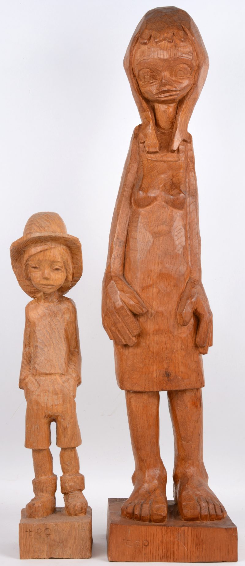 “Meisje en jongen”. Twee houten beelden. Gesigneerd.