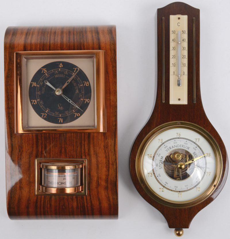 Twee kleine houten barometer-thermometers.