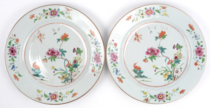 Een paar borden van Chinees porselein met een meerkleurig decor van bloemen en vogels. Omstreeks 1800.
