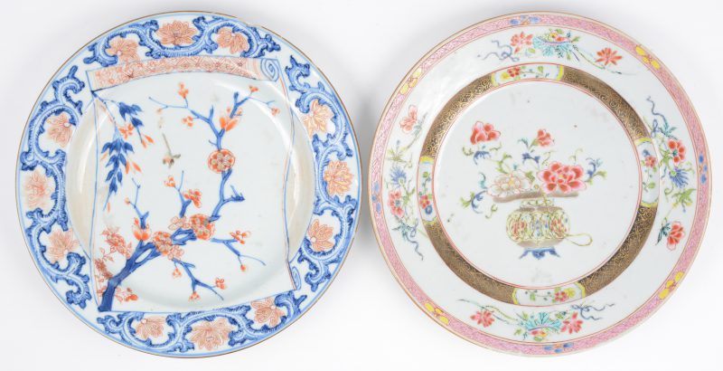 Twee XIXe eeuwse porseleinen borden, waarbij één Chinees met een bloemenvaas in het decor en het andere Japans met een decor van bloesemende takken.