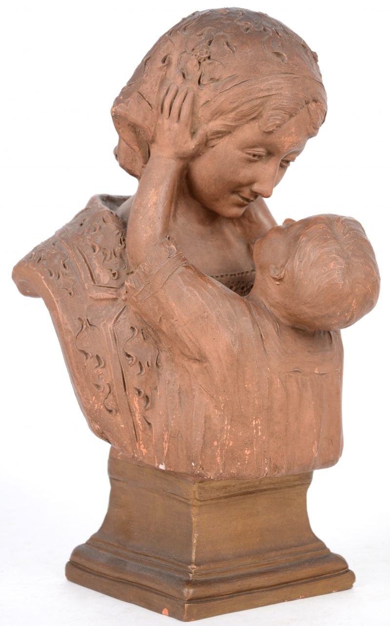 “Moeder en kind”. Een beeld van terracotta.