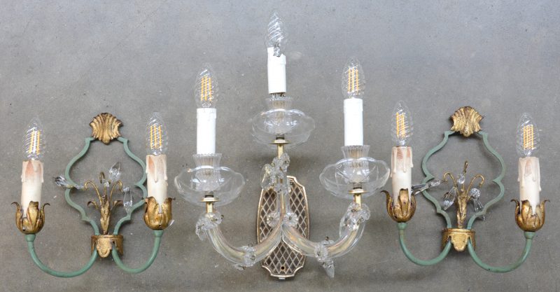 Twee gepolychromeerd metalen appliques met twee lichtpunten, versierd met glazen pendeloques. Bijgevoegd een glazen applique met drie lichtpunten, eveneens versierd met pendeloques.
