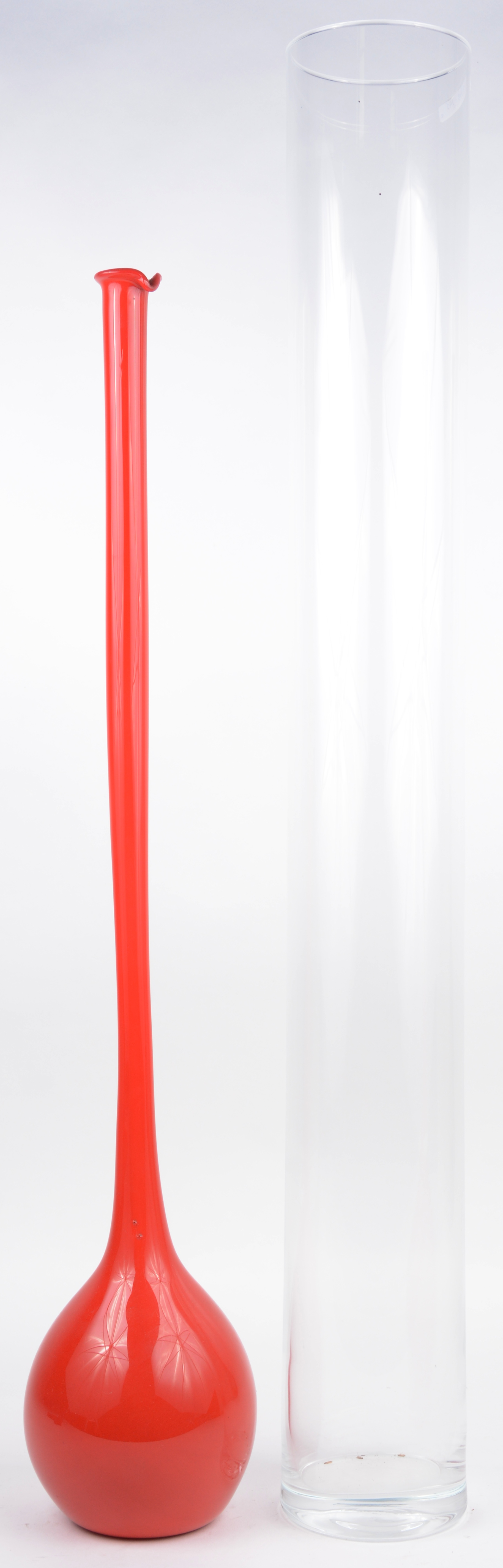 Piepen Hilarisch huurder Een lange kleurloos glazen cilindervaas en een rode bolle vaas met lange  hals. – Jordaens N.V. Veilinghuis