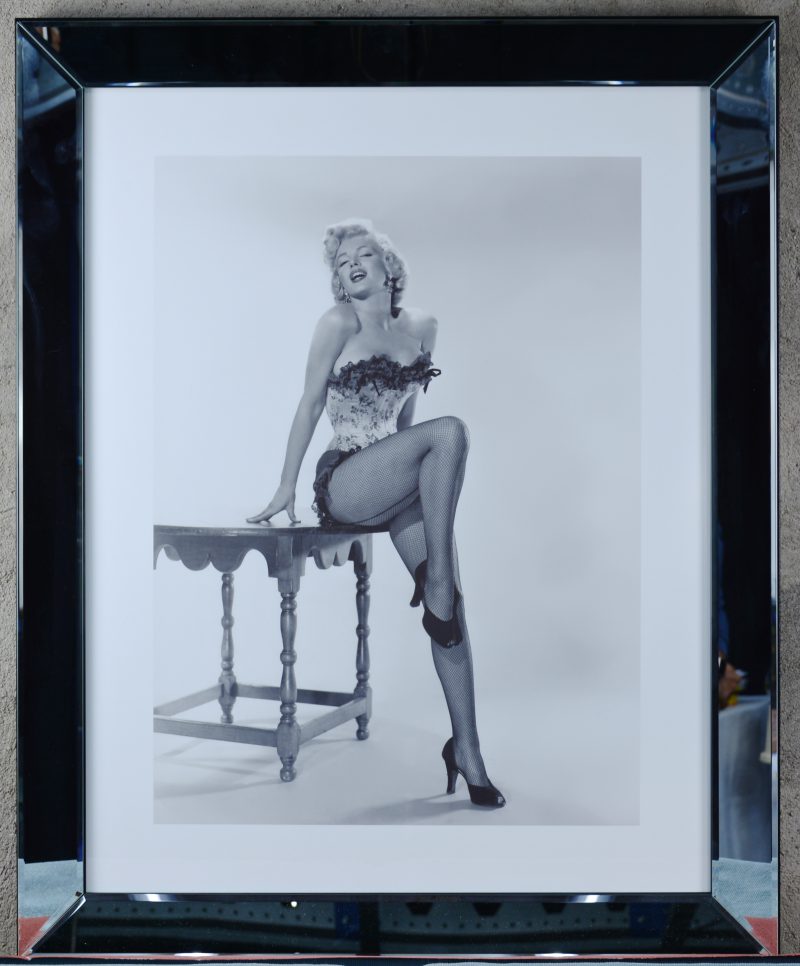 Een spiegellijst met een foto van Marilyn Monroe.