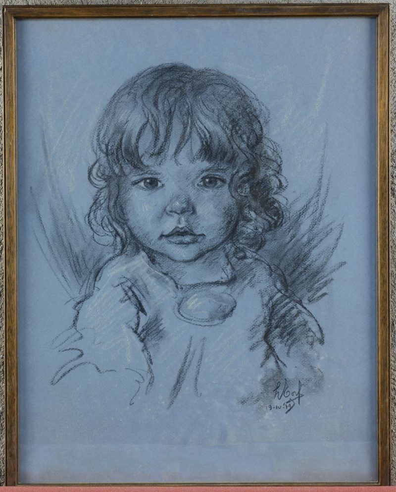 “Meisjesportret”. Houtskool en krijt op papier. Gesigneerd en gedateerd 19-10-79.
