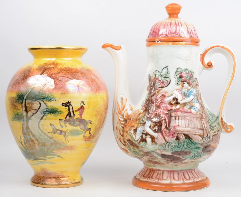 Een vaas met iriserend decor en een grote theepot van majolica. De tweede met schilfer aan de voet en gemerkt Capodimonte.