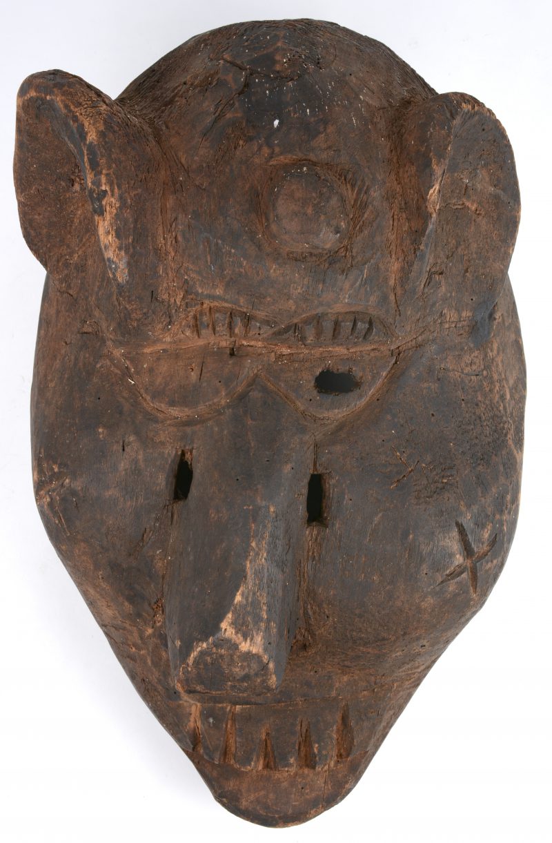 Een groot houten dierenmasker. Afrikaans werk.