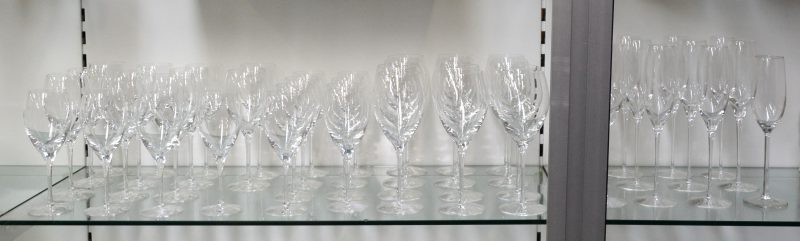 Een kristallen glasservies, bestaande uit twaalf waterglazen, twaalf wittewijnglazen, elf rodewijnglazen en twaalf champagnefluiten (Eén afwijkend model).