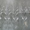 Een kristallen glasservies, bestaande uit twaalf waterglazen, twaalf wittewijnglazen, elf rodewijnglazen en twaalf champagnefluiten (Eén afwijkend model).